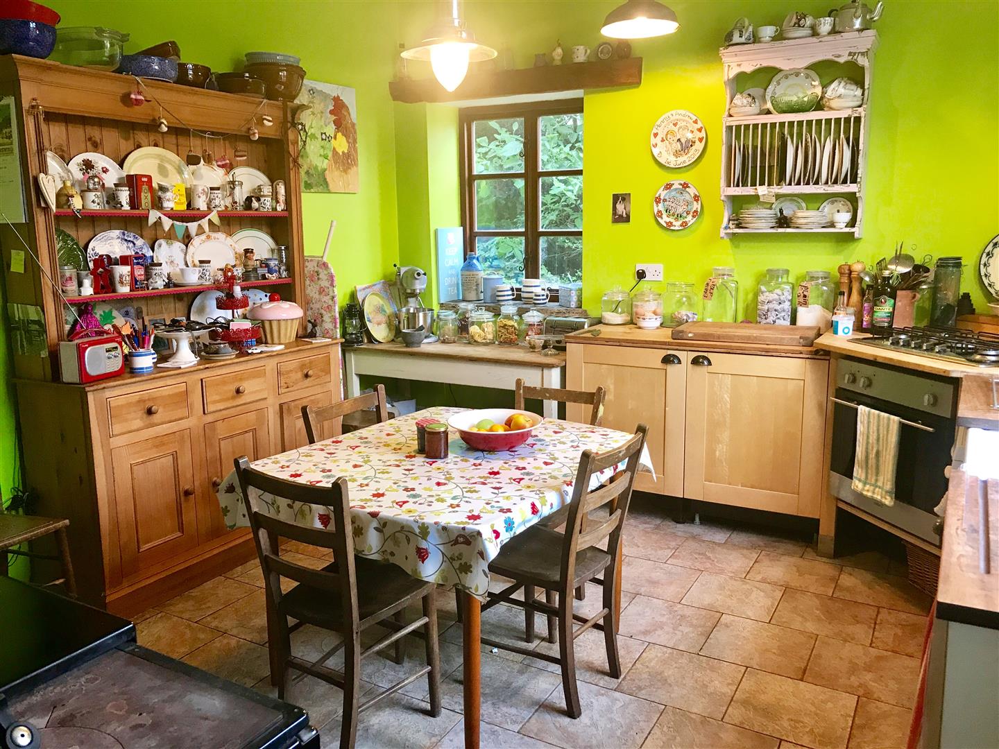 KITCHEN/LIVING ROOM